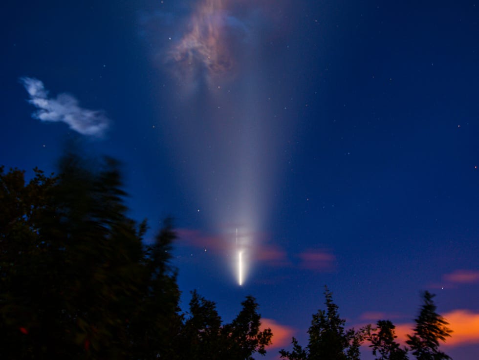 The contrail of the Falcon 9 rocket was illuminated by the sun.